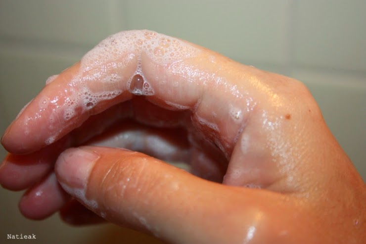 Un savon visage & corps qui mousse délicatement, laisse la peau douce sans tiraillement et une odeur discrète.