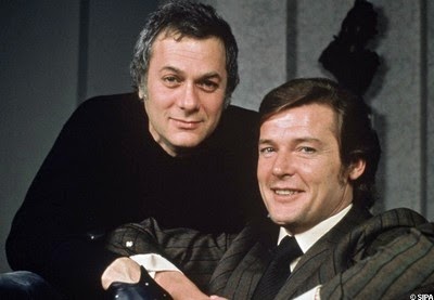 Tony Curtis et Roger Moore dans Amicalement votre