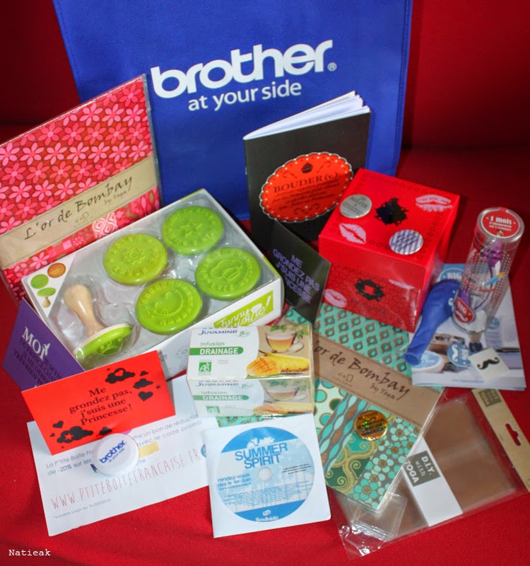 sac rempli de cadeaux offert par les partenaires de l’atelier