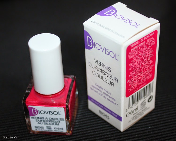 En plus de proposer un soin durcisseur,  la teinte du vernis à ongle est hautement colorée. 