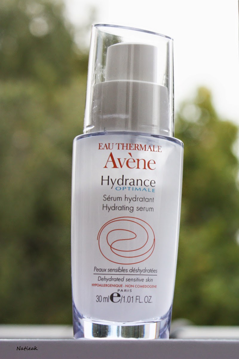 L' eau thermale d'Avène est présente en grande concentration (77%) : elle permet de calmer les sensations d'inconfort. On y trouve également des liposomes d'eau thermale et une matrice 3D hydrophile qui va réguler l'hydratation. À noter la présence d'un silicone (Cyclopentasiloxane) dans les 8 premiers composants. Le deuxième silicone (Dimethicone) est plus loin dans la composition et donc en petite quantité puisque cela est classé par ordre dégressif. Le Phénoxyethanol et le Tetrasodium EDTA se trouvent en tout fin de composition et donc en quantité minime. ⇒ Il s'agit donc d'une composition conventionnelle avec plusieurs ingrédients peu recommandé dont le Cyclopentasiloxane suspecté d'être perturbateur endocrinien. Si vous recherchez des soins plus respectueux de la santé, je vous conseille plutôt Centella  ou encore la cosmétique fraîche et naturelle de Ringana.