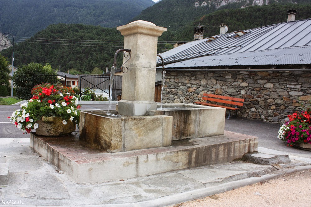 Avrieux, la fontaine