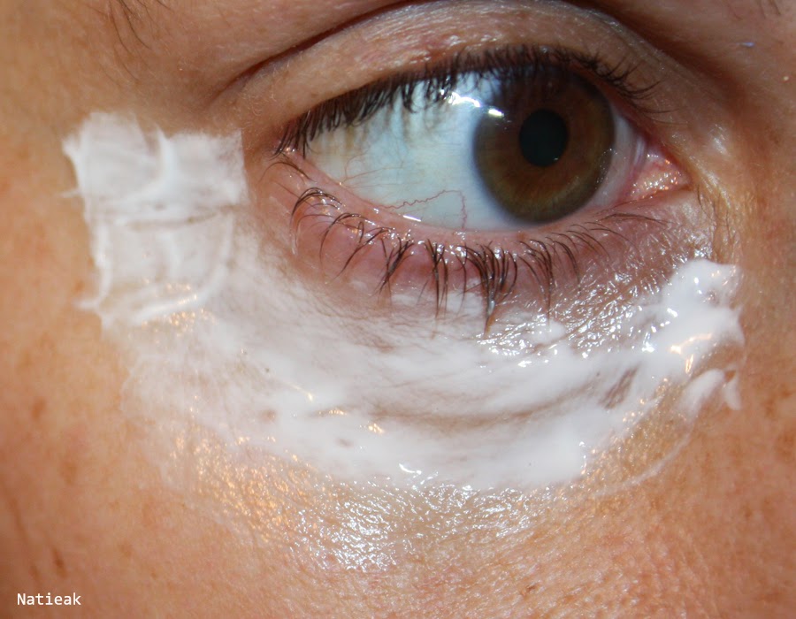 application de la crème Perle et caviar de l'Institut Arnaud Masque contour des yeux