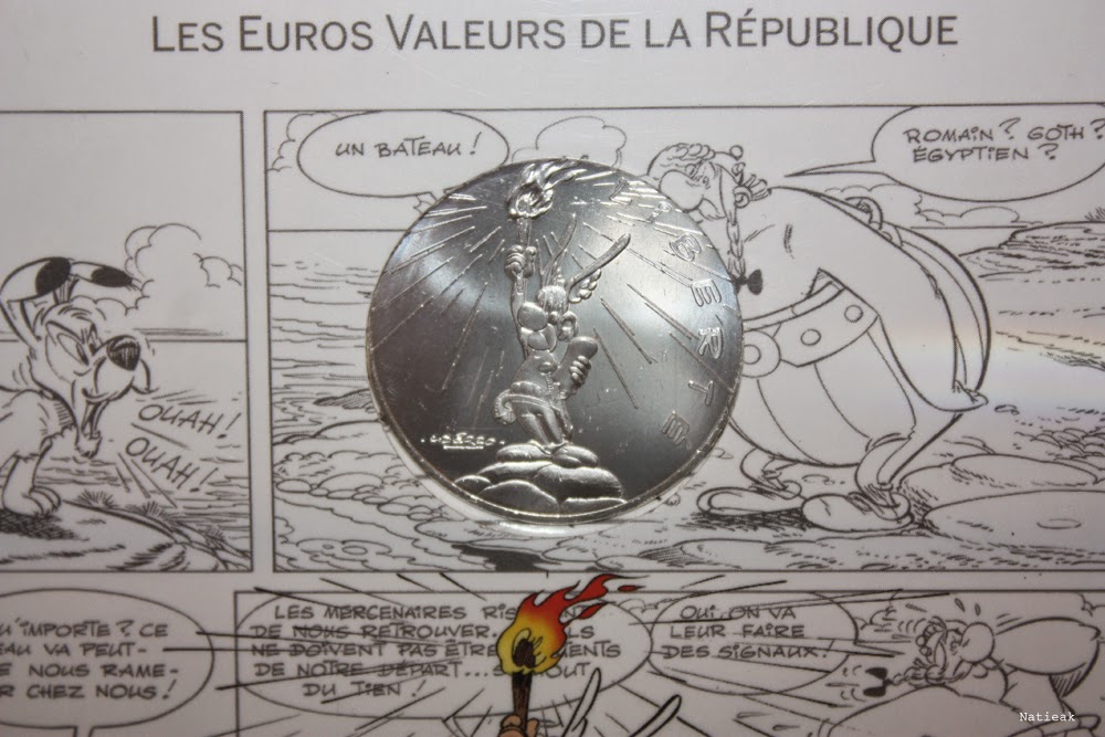 La liberté avec Astérix tenant son flambeau