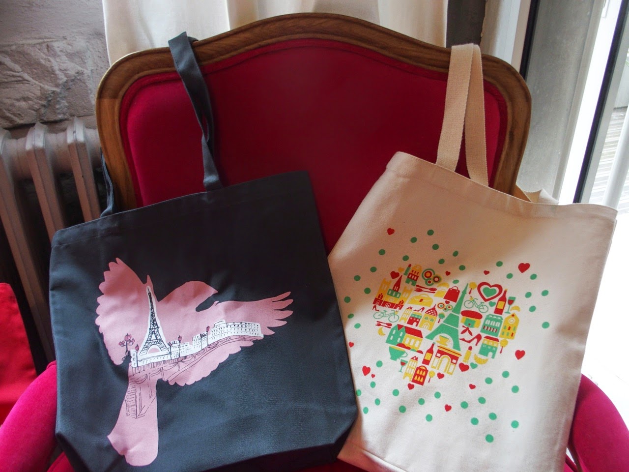 cabas avec l'oiseau et Tour Eiffel.