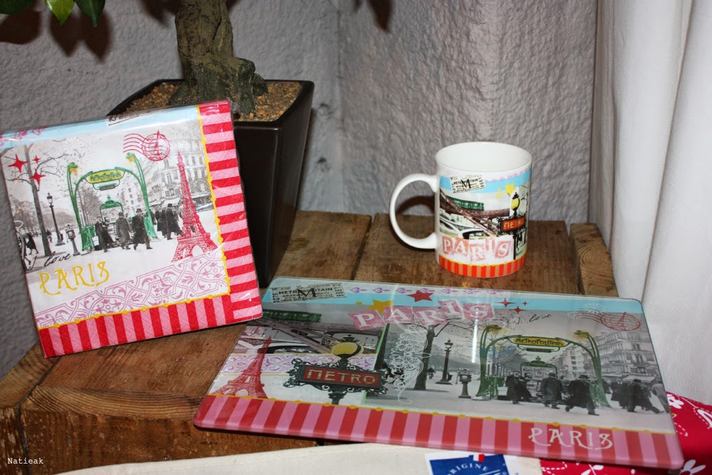 Des serviettes en papier, mug ou set de table.
