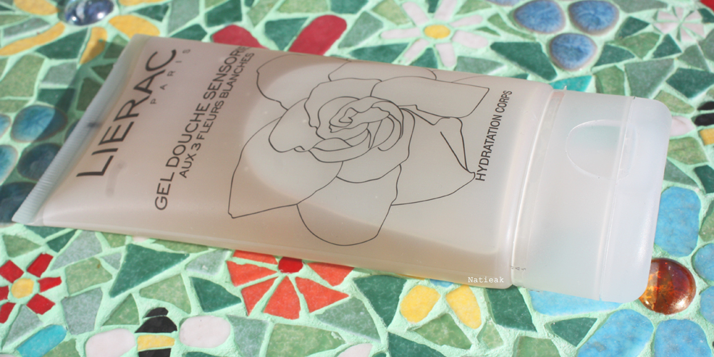 Gel douche sensoriel aux trois fleurs blanches de Lierac