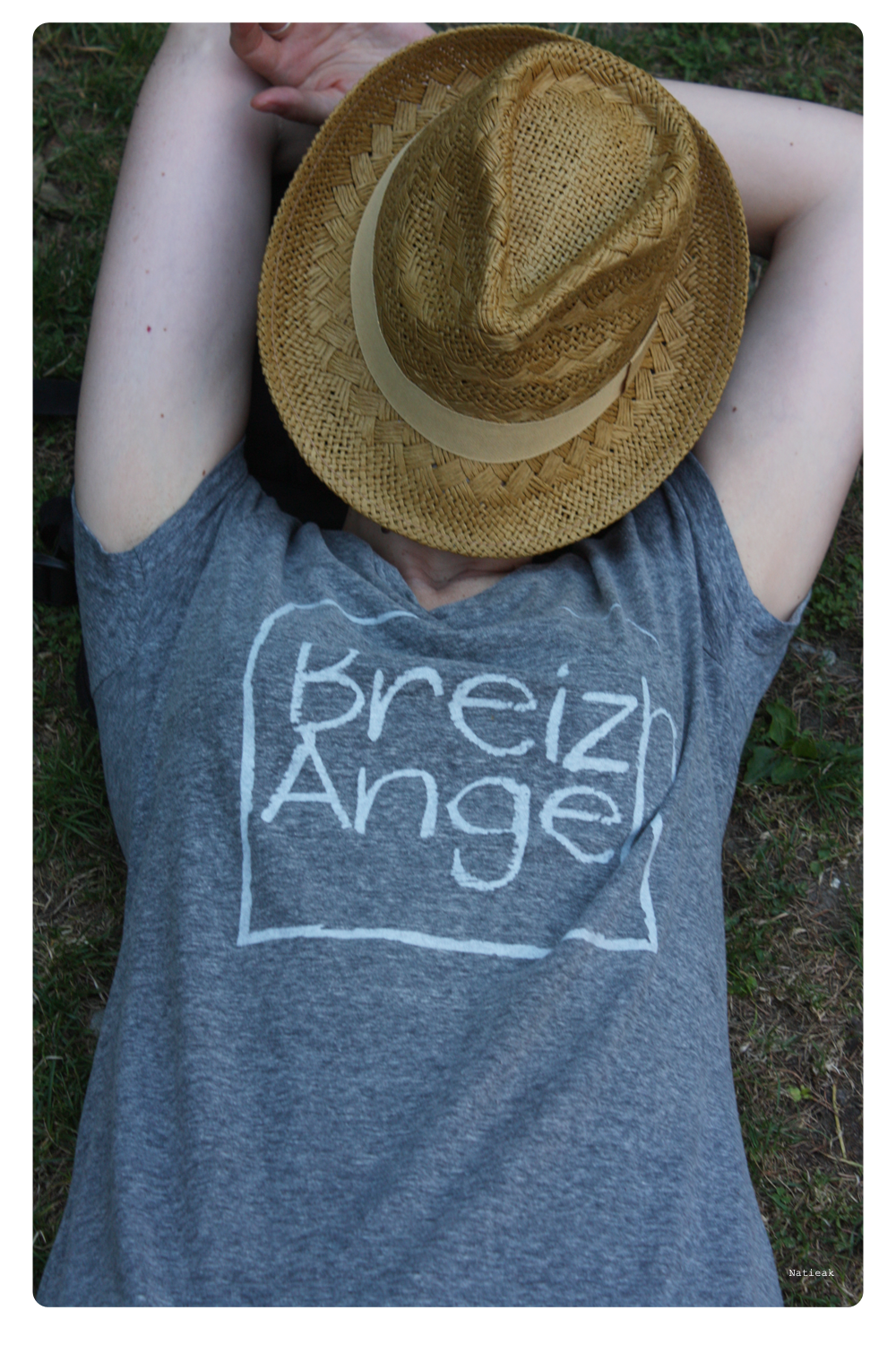 chapeau borsalino Monoprix et tee shirt Breizh Angel