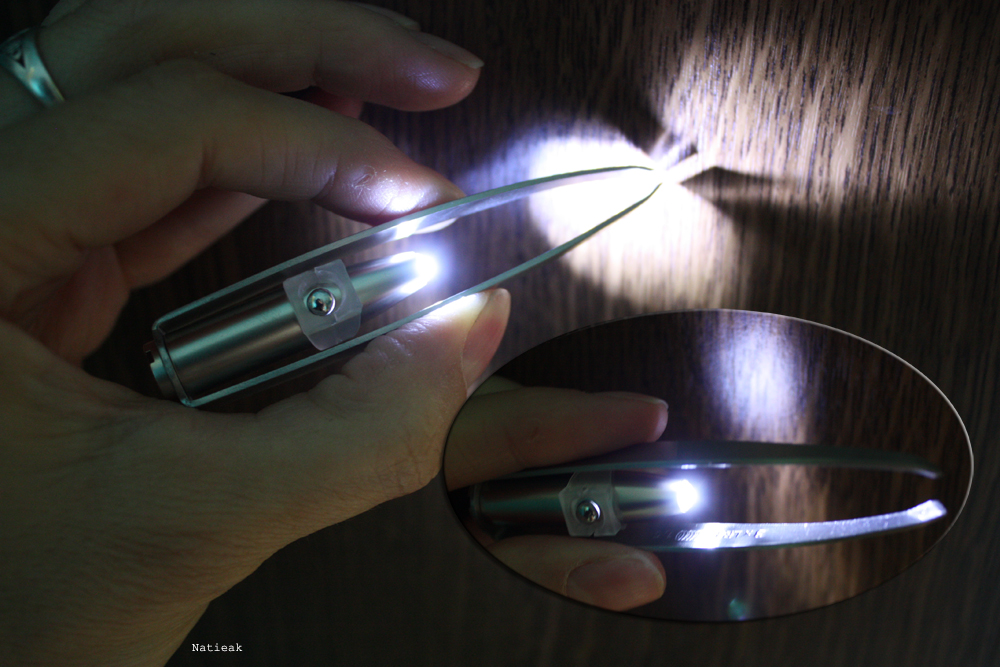 pince à épiler avec lumière