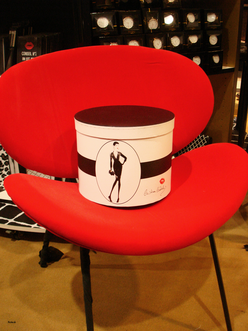 fauteuil rouge et boîte à chapeau