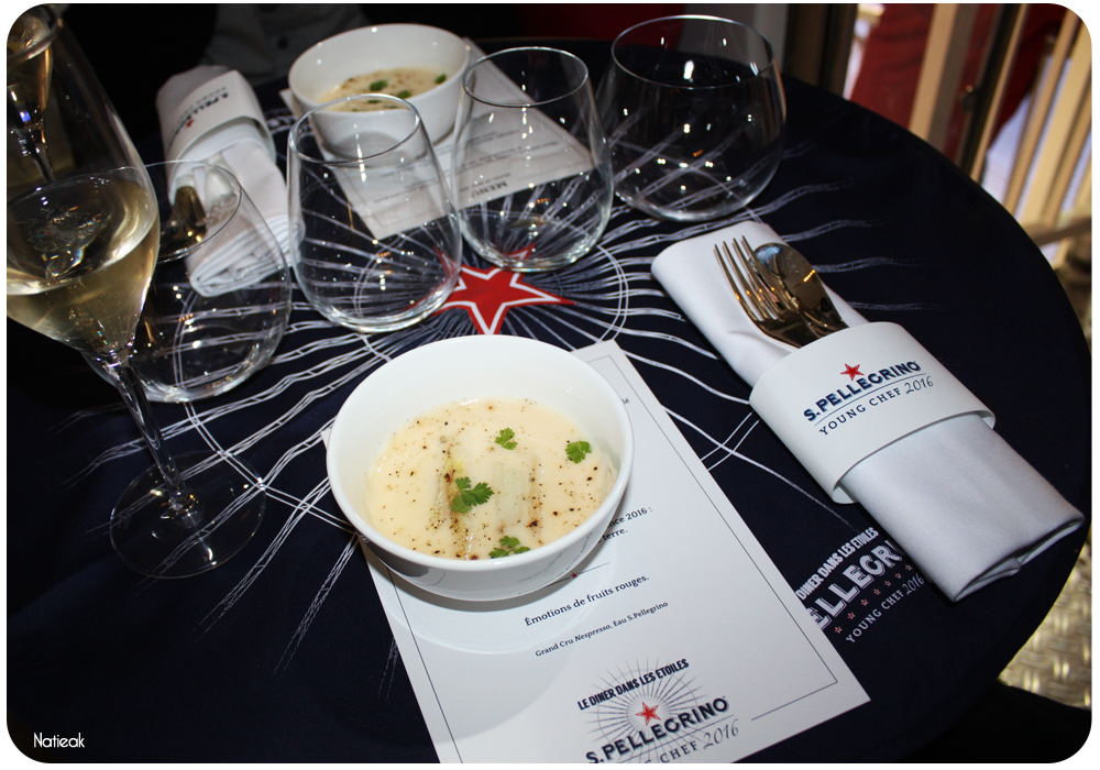 entrée d'asperges blanches d'Argenteuil en délicate gelée sauce anglaise aux herbes fraîches