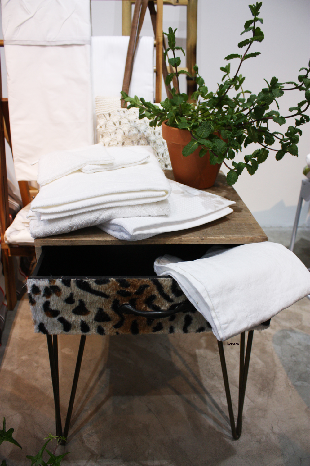 chevet aux pieds en métal tiroir léopart