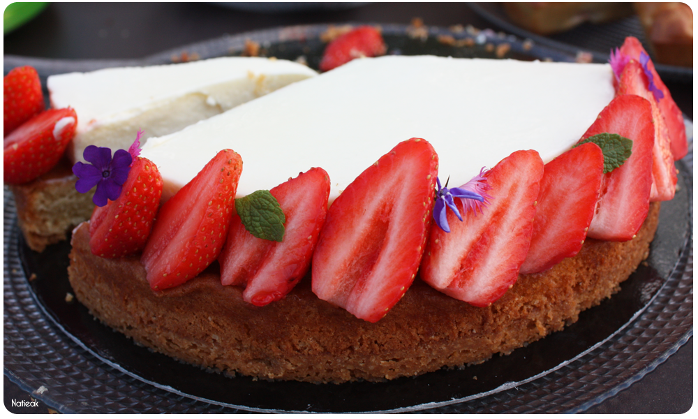 dessert gâteau à la fraise et ses fleurs mauves