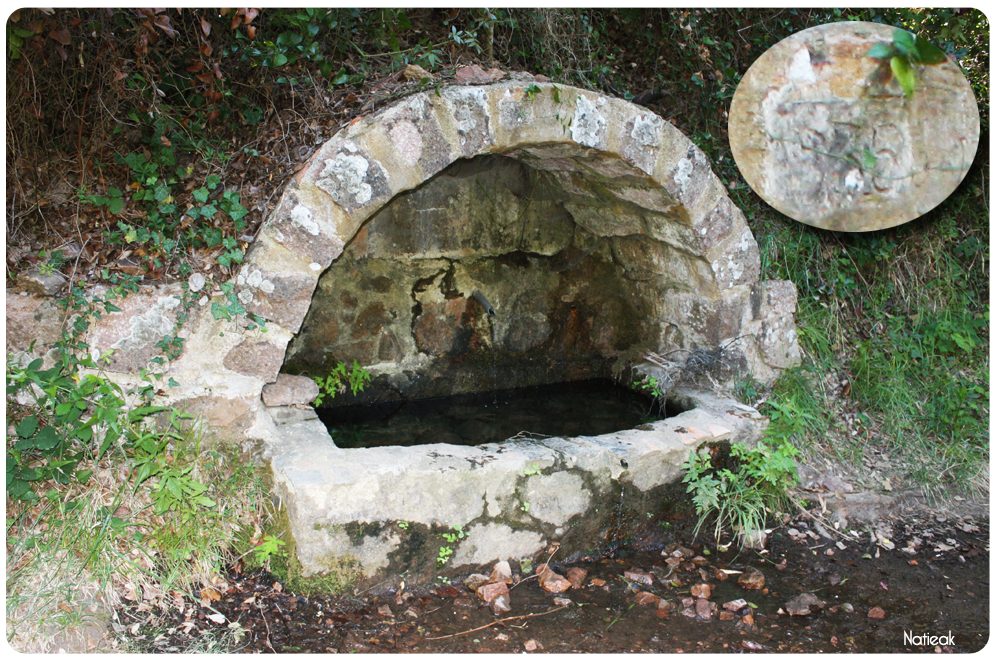 Fontaine en pierre 1935 dans le Massif d'Esterel
