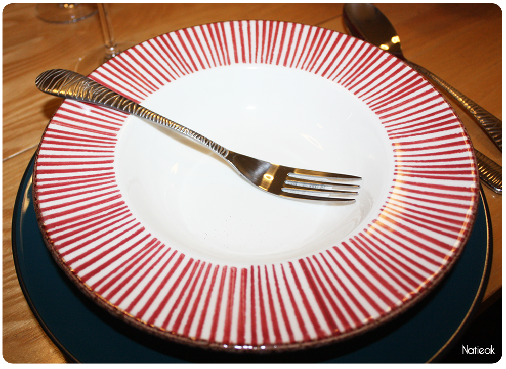 assiette rouge et blanche E.Leclerc maison