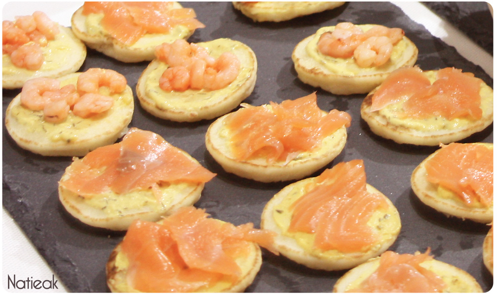 blinis saumon sur nid de moutarde.