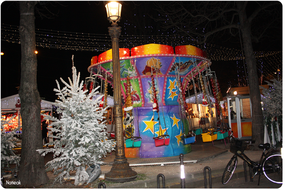 manège au marché de Noël des Champs-Elysées
