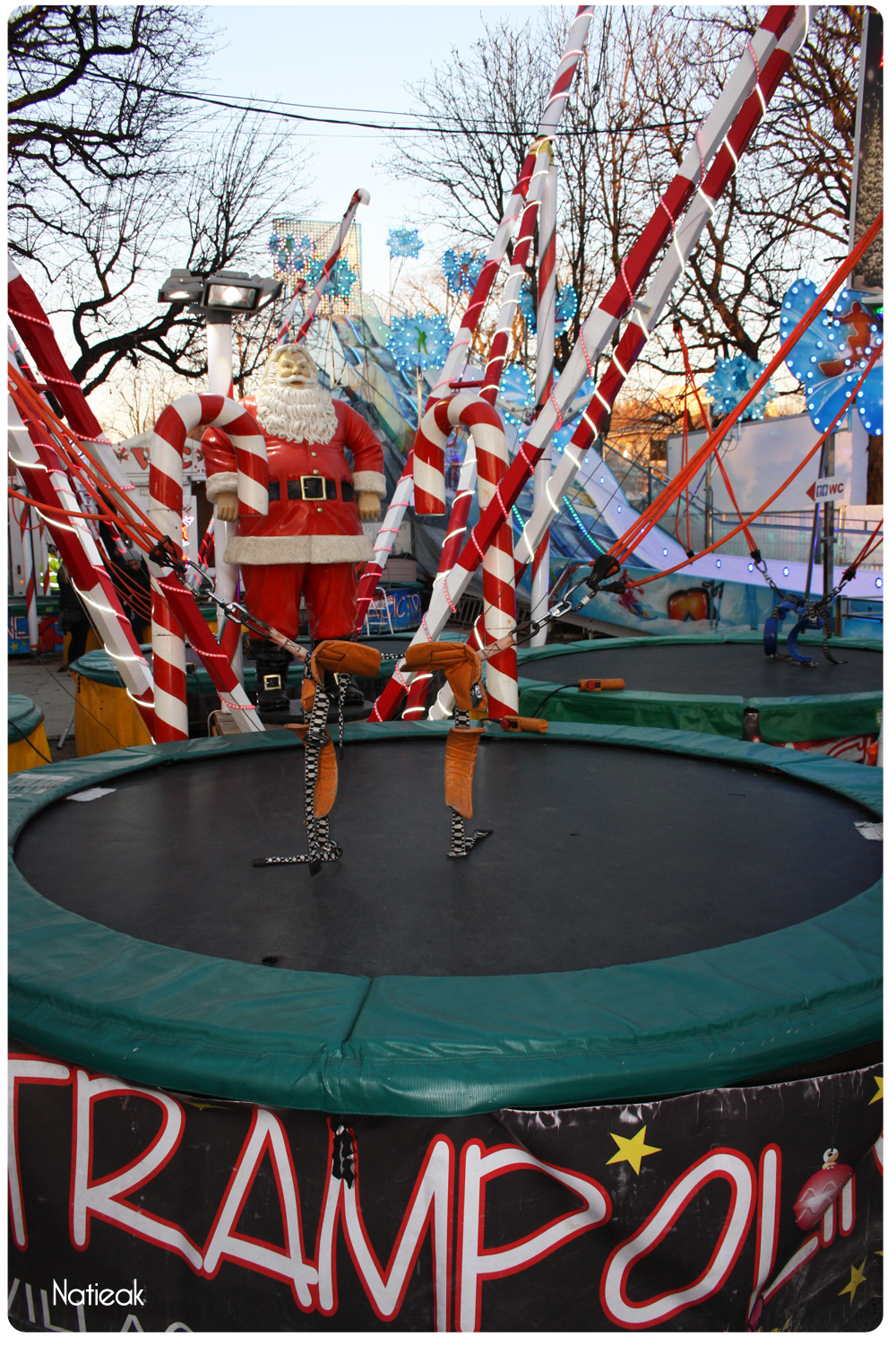 trampoline au marché de Noël des Champs -Elysées