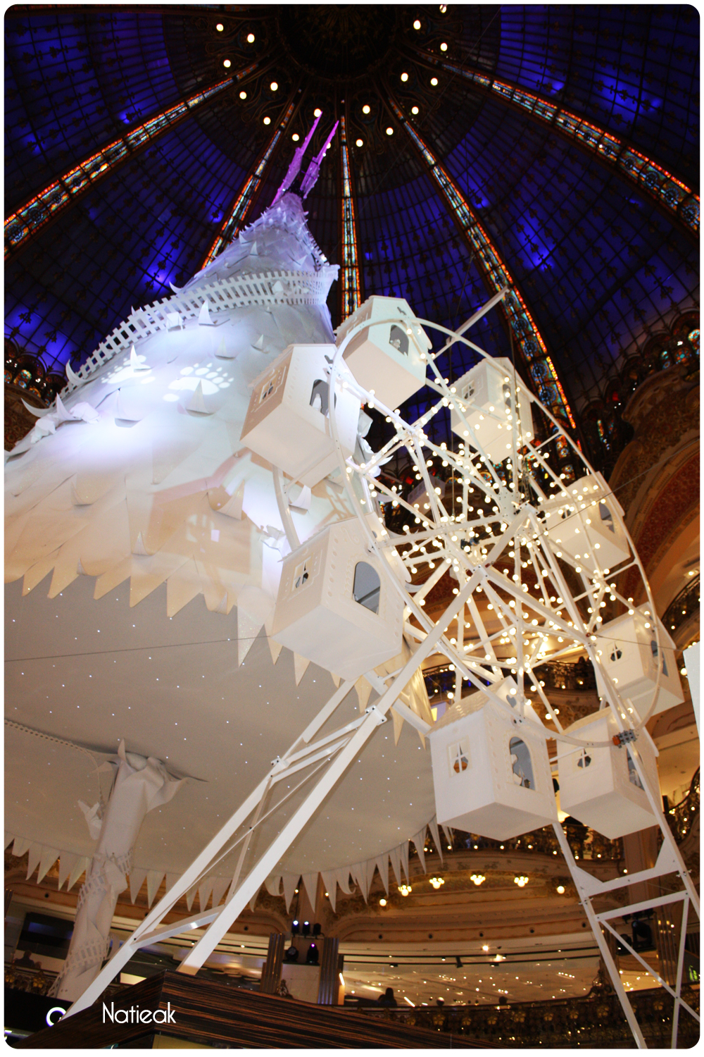 Le sapin en papier de Lorenzo Papace aux Galeries Lafayettes