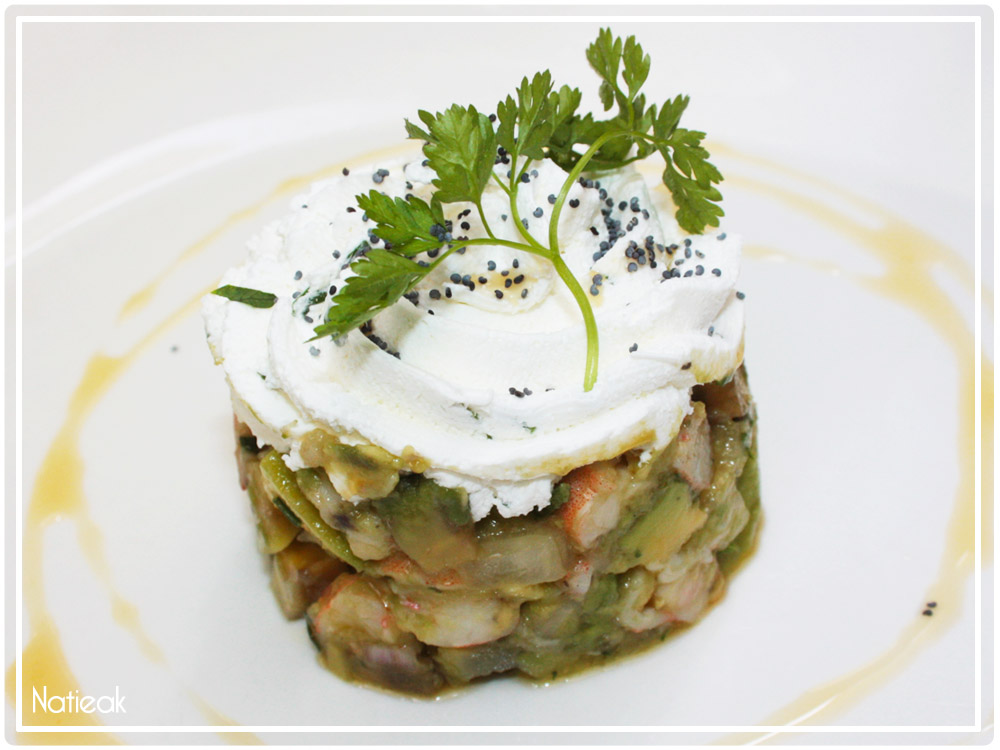 Avocat crevettes à notre façon et chantilly aux herbes