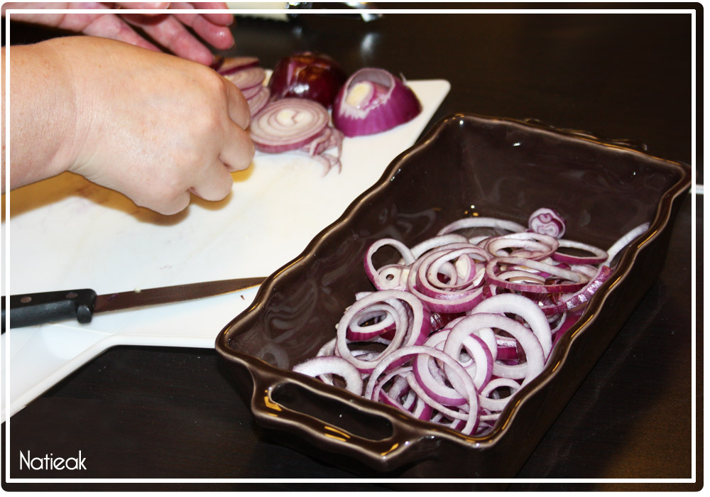 oignons rouges dans la Salade de pommes de terre primeurs