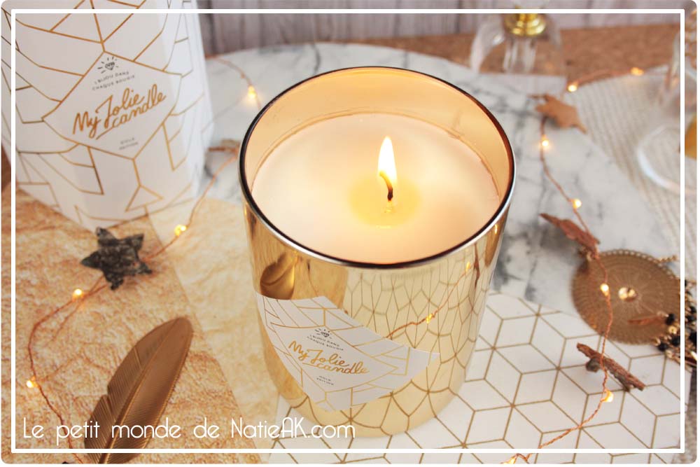 bougie avec bijou à l'intérieur