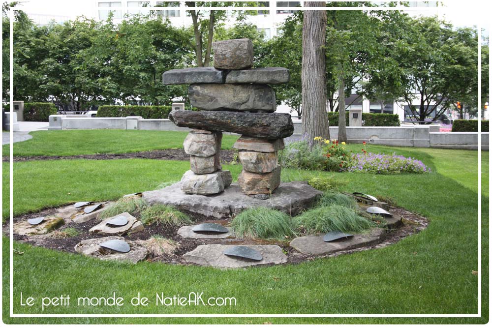 Inukshuk situé dans le jardin du parlement