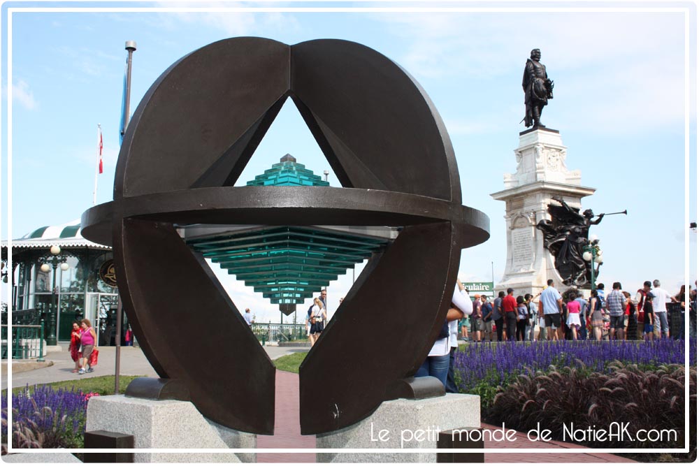 monument de l'Unesco et en arrière plan le monument Samuel de Champlain