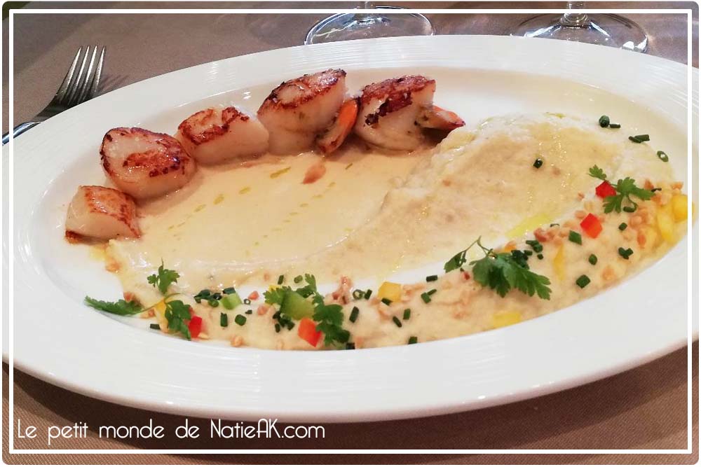 noix de St Jacques caramélisées à la plancha, mousseline de céleri à l'huile de truffes émulsion marinière