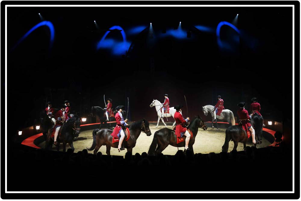 défilé militaire au cirque équestre d'Alexis Gruss