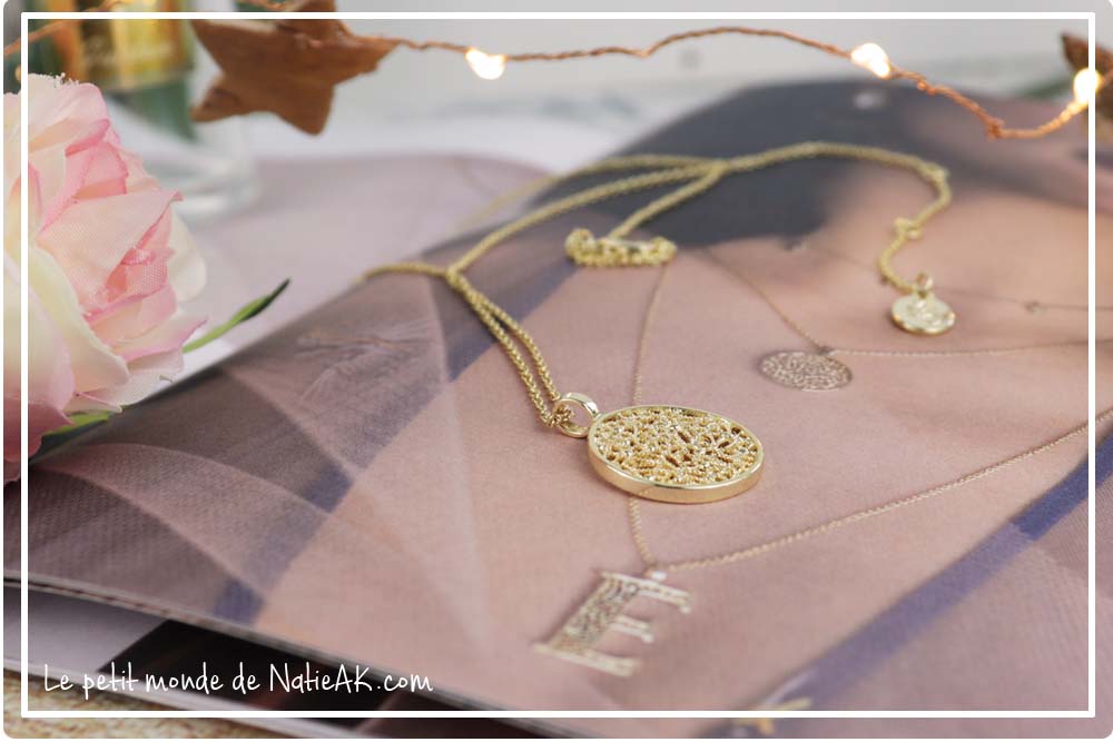  bijou avec médaillon tout en finesse et délicatesse