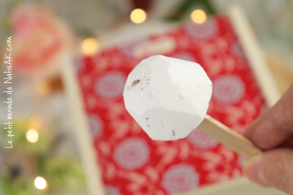 Je rachète ? Ce déo est certes intéressant car il supprime les odeurs malodorantes (test réalisé en dehors de périodes de chaleur), mais n'ayant pas eu de coup de cœur sensoriel, ce n'est pas un déodorant que je rachèterai.
↪ Ce déodorant peut être acheté en dehors du coffret à 9,90 € les 30 ml (9,70 € sur Origines parfums) dentifrice solide et naturel slow cosmétique Lamazuna