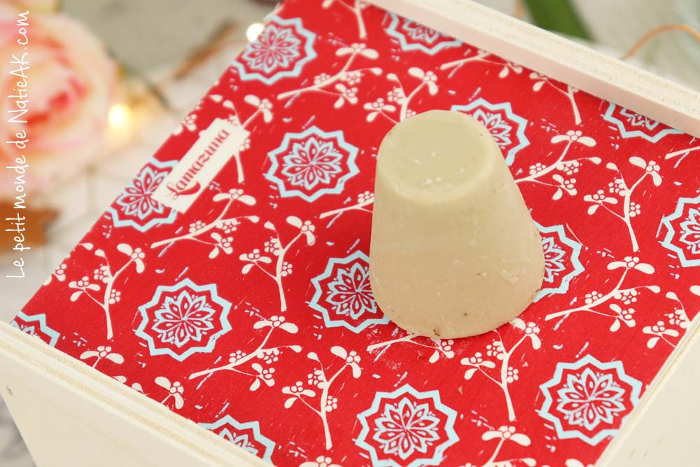 Je rachète ? Ce déo est certes intéressant car il supprime les odeurs malodorantes (test réalisé en dehors de périodes de chaleur), mais n'ayant pas eu de coup de cœur sensoriel, ce n'est pas un déodorant que je rachèterai.
↪ Ce déodorant peut être acheté en dehors du coffret à 9,90 € les 30 ml (9,70 € sur Origines parfums)Déodorant solide Palmarosa