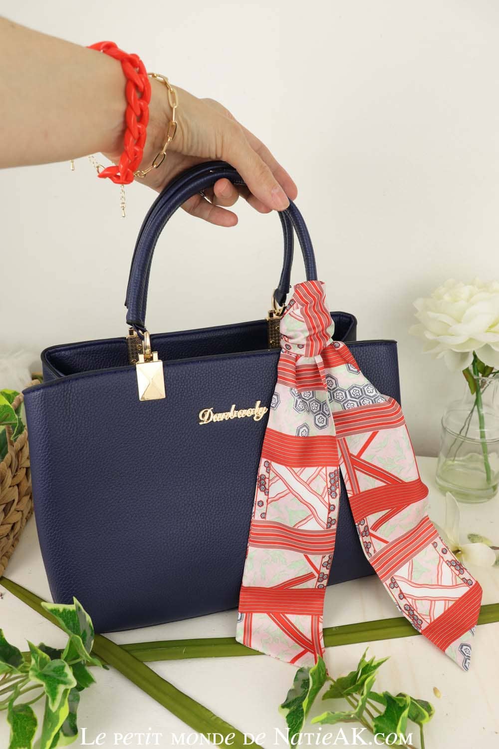 Comment nouer foulard anse sac à main