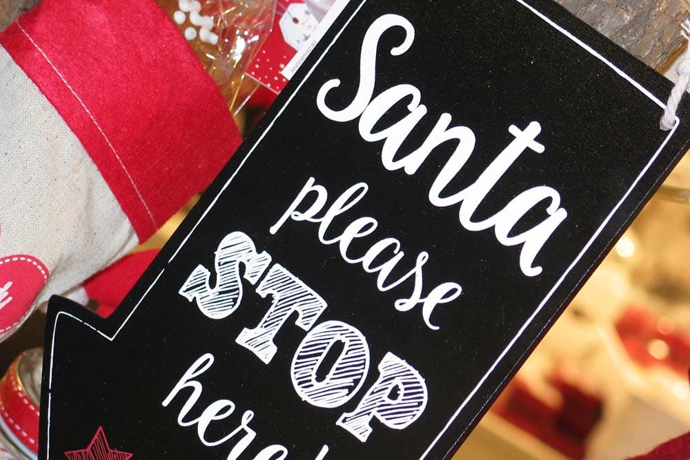Réaliser facilement des décorations de Noël crayon à encre blanche sur feuille noir avec message de Noël