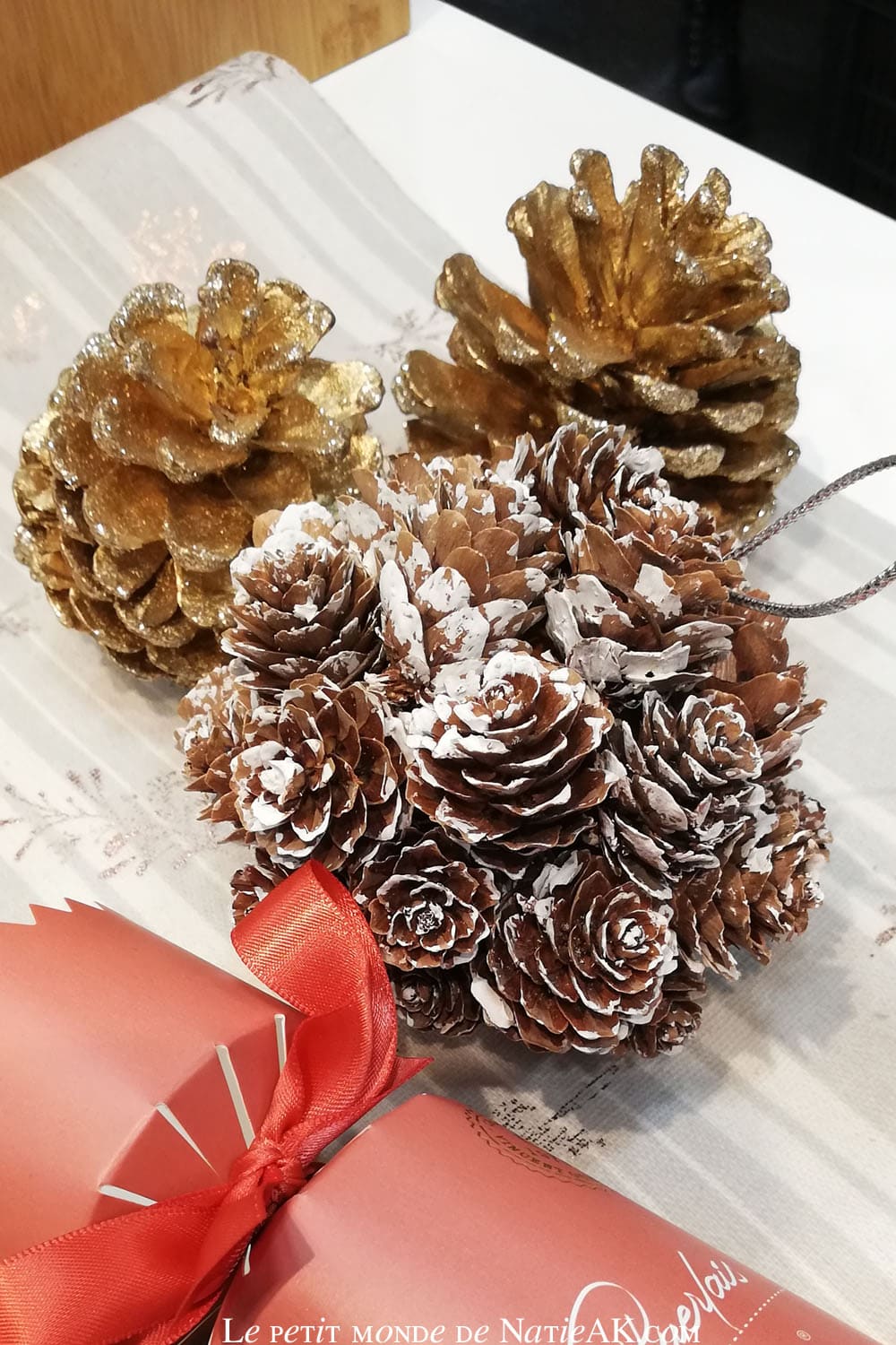 Réaliser facilement des décorations de Noël bouquet de pommes de pin avec effet neige