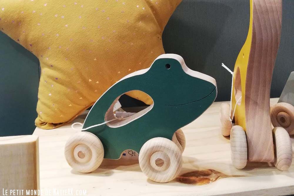 grenouille à roulettee en bois fait main idebois