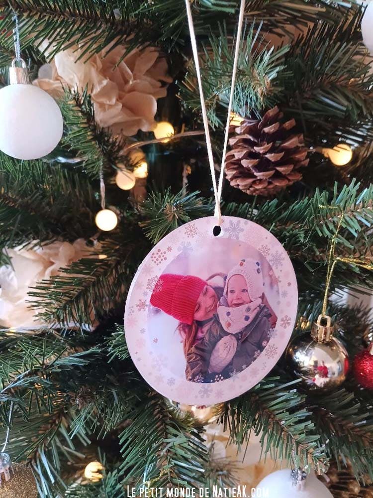 déco boule photo cewe idée déco sapin avec une boule photo personnalisée