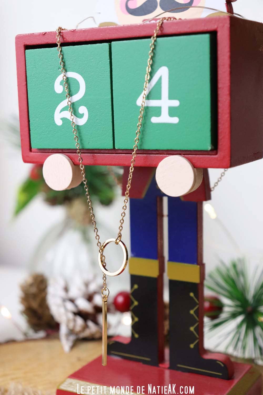 collier doré fin et élégant