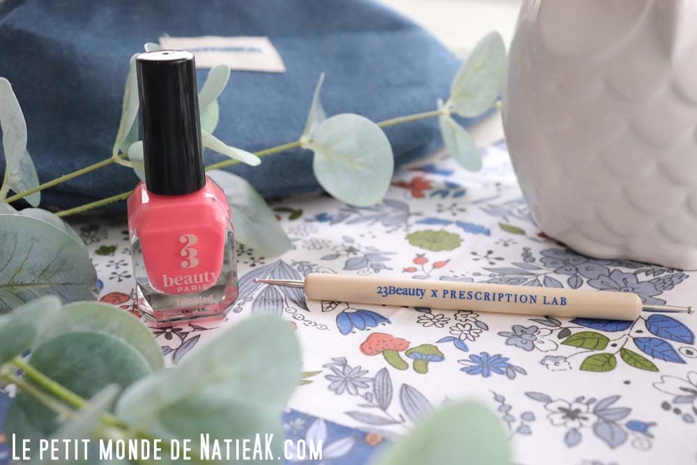 vernis 23Beauty Paris Trinidad – teinte corail, flacon rectangulaire et bouchon noir