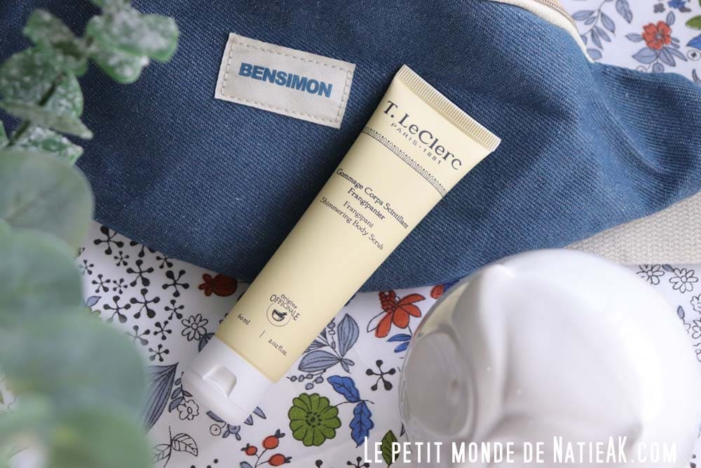 Gommage pour le corps Maison Théophile Leclerc, texture fondante exfoliante, fini lumineux et parfum frangipanier