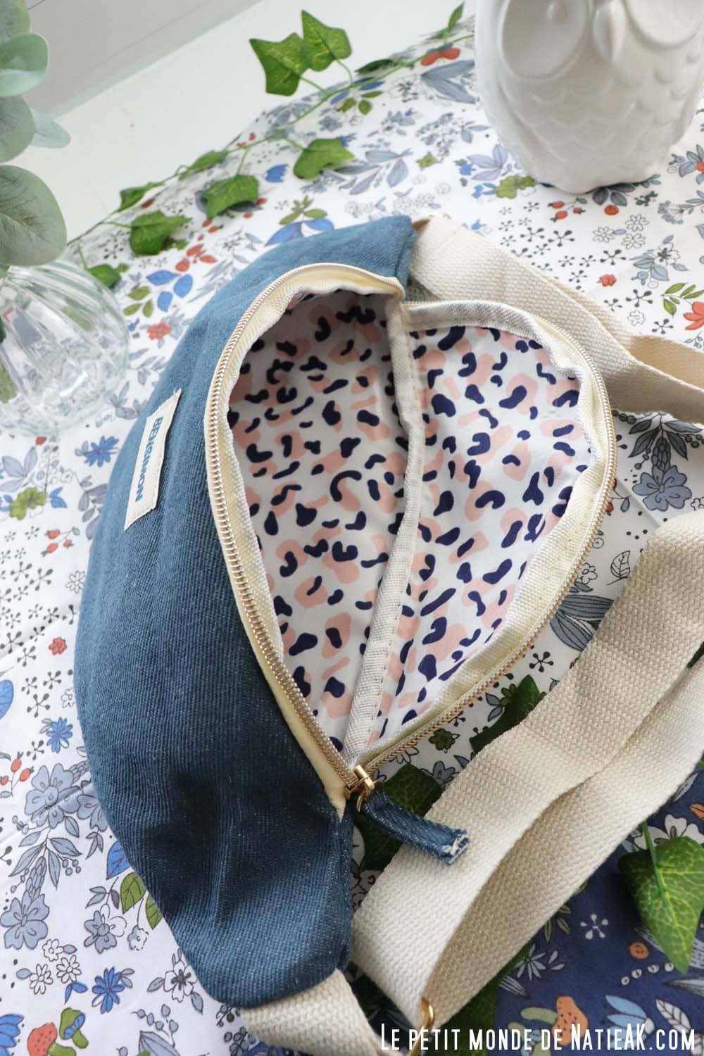 Sac banane en jean Bensimon posé sur fond clair, idéal pour l’été, bandoulière ajustable, compact et stylé