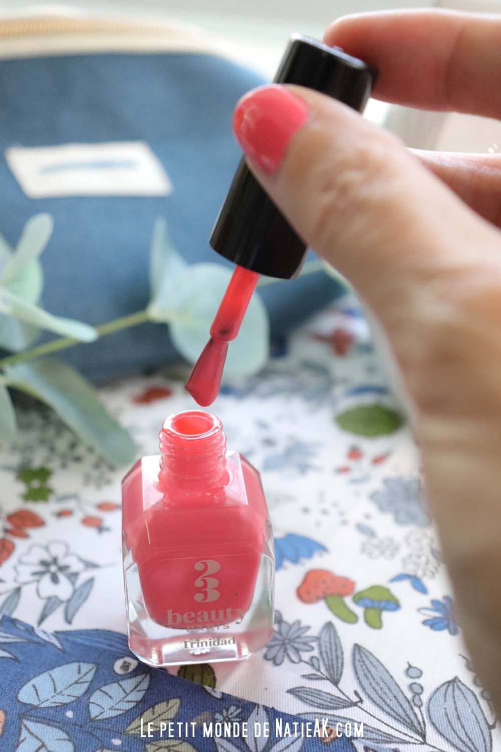 Vernis à ongles corail Trinidad de 23Beauty Paris, teinte solaire pour l’été, flacon en verre transparent avec pinceau fin