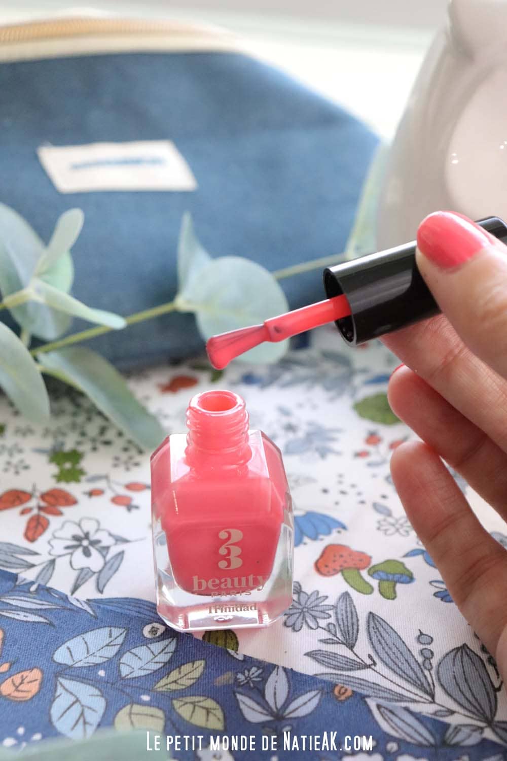 Ongles corail vernis 23Beauty Paris Trinidad, look estival frais et coloré