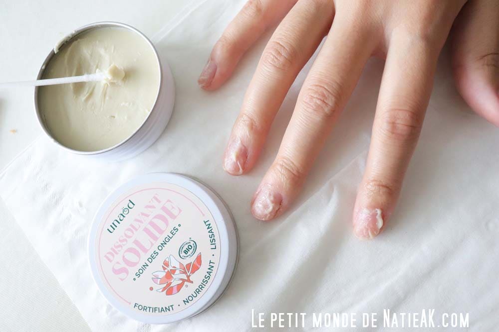 main avec dissolvant solide sur les ongles
