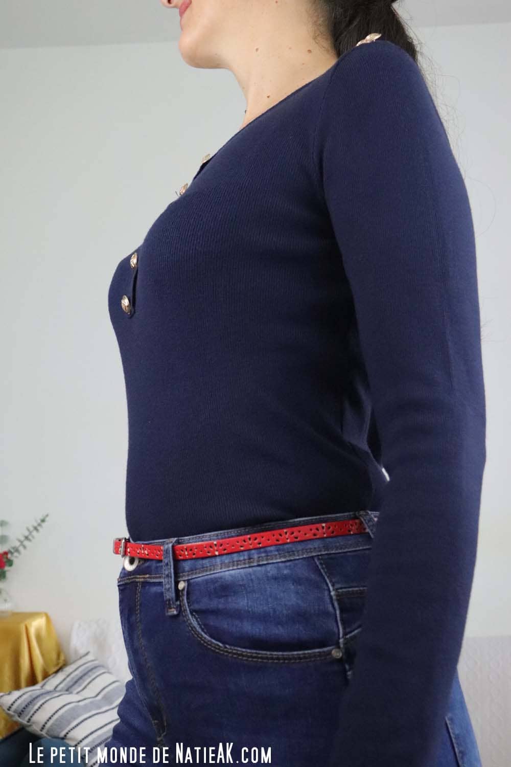 Pull  femme fin à col rond marine avec boutons décoratifs – Inspee