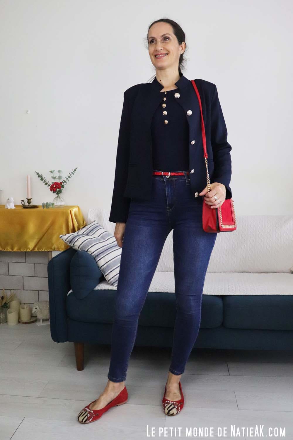 tenue féminine Inspee version rouge : jean push-up, pull fin et blazer marine avec touches rouges