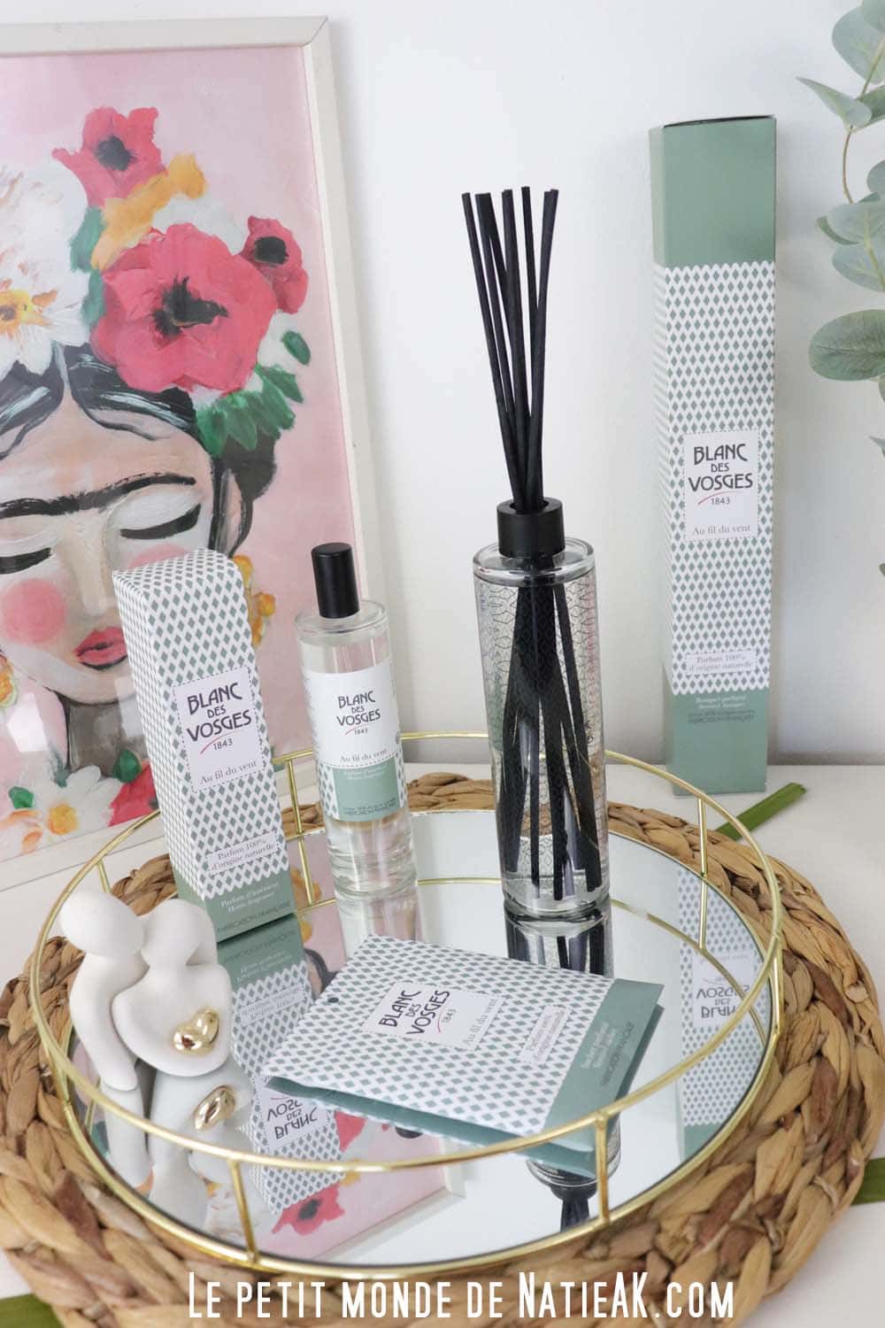 Parfum d’intérieur Au fil du vent posé sur un plateau en bois clair