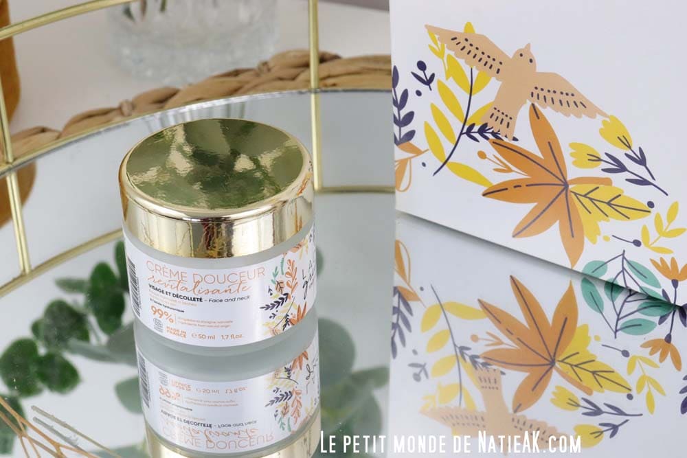 Crème douceur revitalisante bio mis en avant dans une mise en scène fleurie et élégante