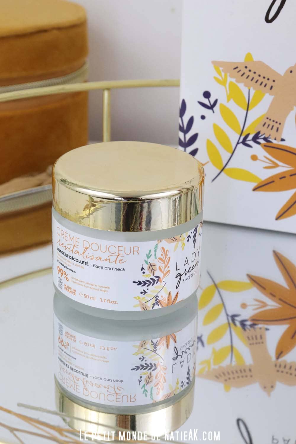 Crème douceur revitalisante bio présentés sur un plateau doré